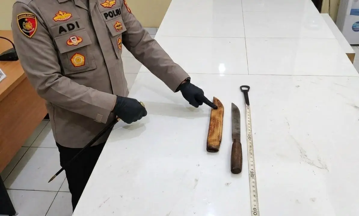Pemuda,senjata tajam,sajam,pagelaran,polres malang - Polisi Amankan Pemuda yang Bawa Pisau 35 Sentimeter ke Warung Kopi