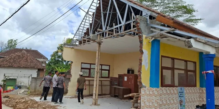 Ruang Kelas SDN 1 Srigonco Dibongkar Imbas Pelebaran Jalan, Siswa Belajar di Ruang TIK