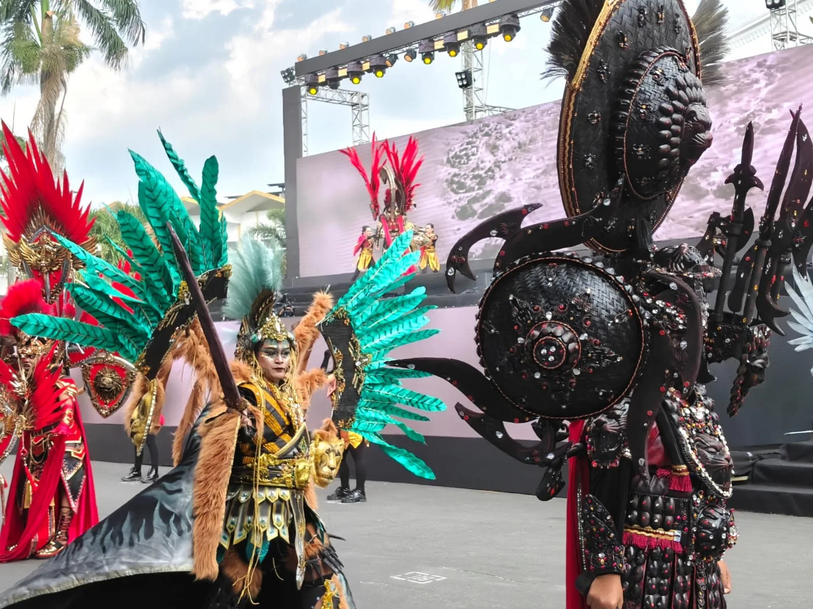 Siswa sekolah rakyat berpartisipasi di Jember Fashion Carnaval (JFC) 2026. Foto/dok