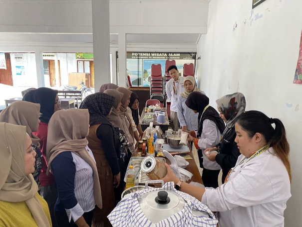 Tim Pengabdian UM Latih Warga Jengglungharjo Olah Pisang dan Kopi Bernilai Tambah
