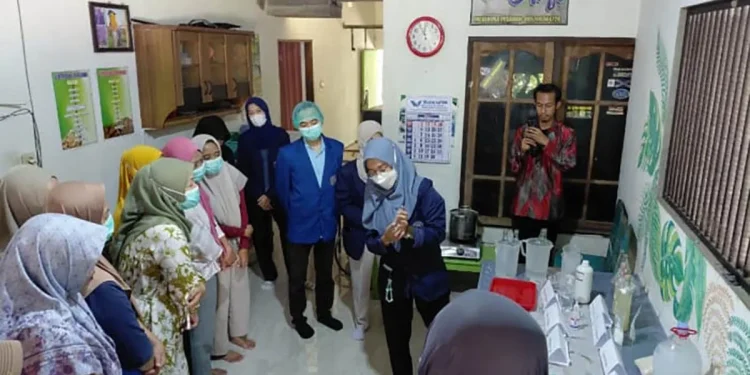Tim PKM Polinema Dampingi Perajin Sagon Blitar Manfaatkan Limbah Air Kelapa