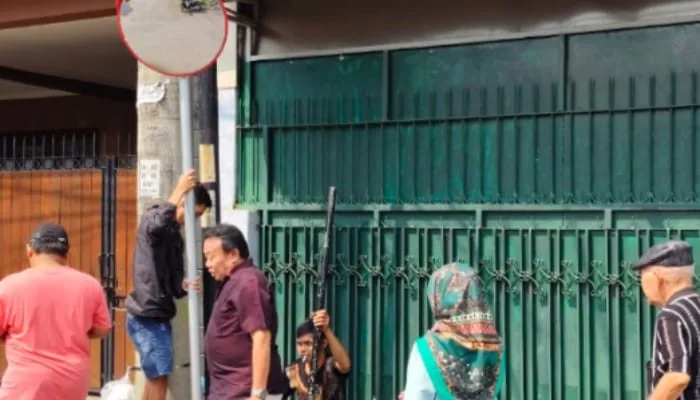 Tingkatkan Keselamatan dan Reduksi Blind Spot, Tim PKM Polinema Pasang Rambu Lalu Lintas Lensa Cembung