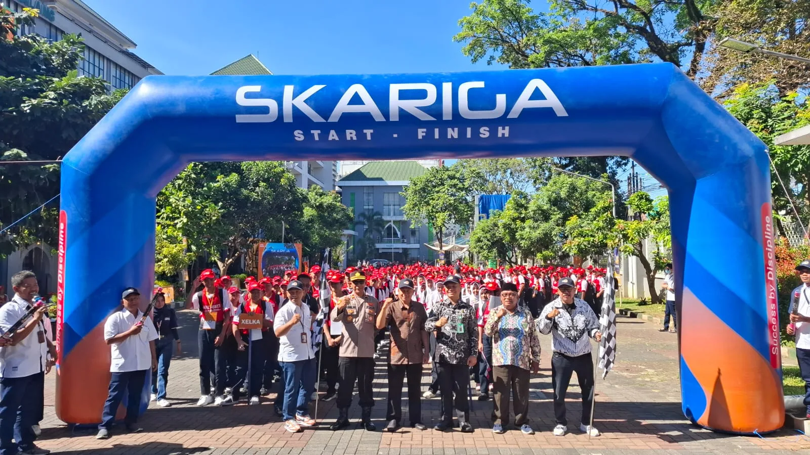 Kepala Sekolah SMK PGRI 3 Malang, Dr. Moch. Lukman Hakim, S.T., M.M. bersama para mitra melepas aksi long march peserta KCS ke-39 Skariga.