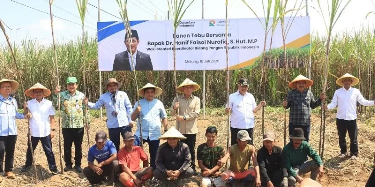 Wamenko Pangan, Hanif Faisol Nurofiq (baju coklat) berfoto bersama usai panen tebu bersama di Gondanglegi. Foto: Pemkab Malang