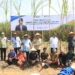 Wamenko Pangan, Hanif Faisol Nurofiq (baju coklat) berfoto bersama usai panen tebu bersama di Gondanglegi. Foto: Pemkab Malang