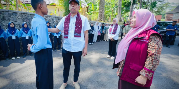 Wamensos Tanamkan Semangat Berprestasi kepada Siswa Sekolah Rakyat di Magelang