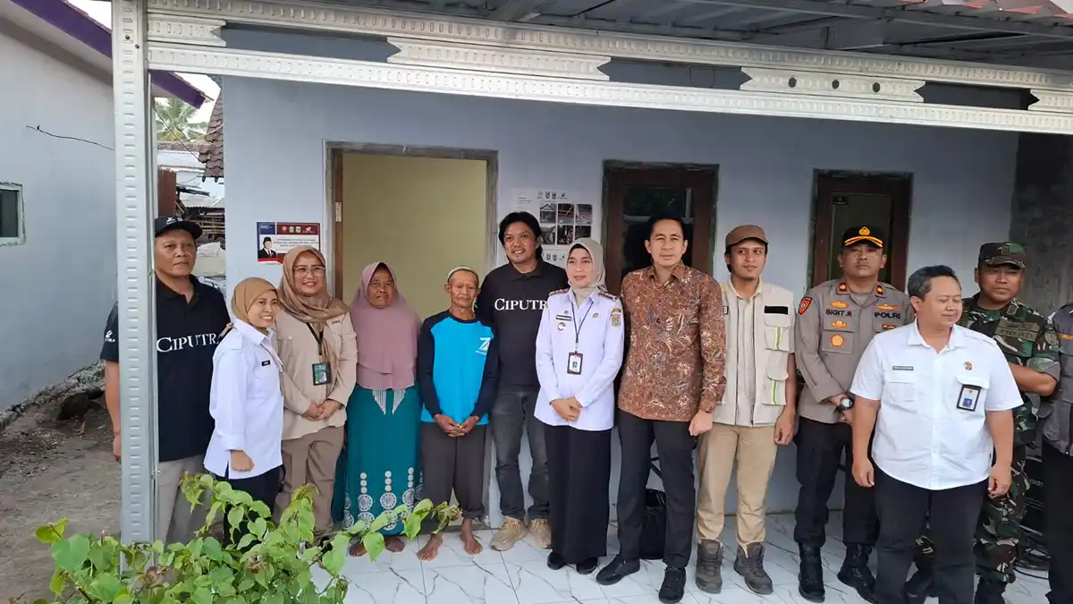 Jamia berfoto bersama pejabat 