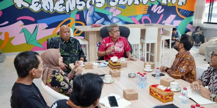 Wakil Menteri Sosial Agus Jabo Priyono saat menerima audiensi Bangladesh Rural Advancement Committee (BRAC) di Kantor Kemensos. Foto/dok