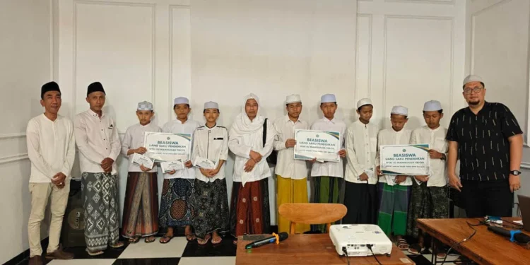 Beasiswa Nyai Hj Mamnunah Yahya Mulai Disalurkan untuk Santri Yatim dan Dhuafa