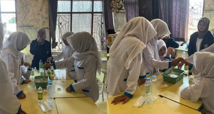 Dorong Kemandirian dan Jiwa Wirausaha Pelajar, Tim PPM Polinema Ajak Olah Sereh Menjadi Pembersih Lantai