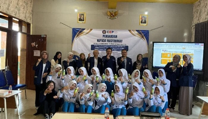 Dorong Kemandirian dan Jiwa Wirausaha Pelajar, Tim PPM Polinema Ajak Olah Sereh Menjadi Pembersih Lantai