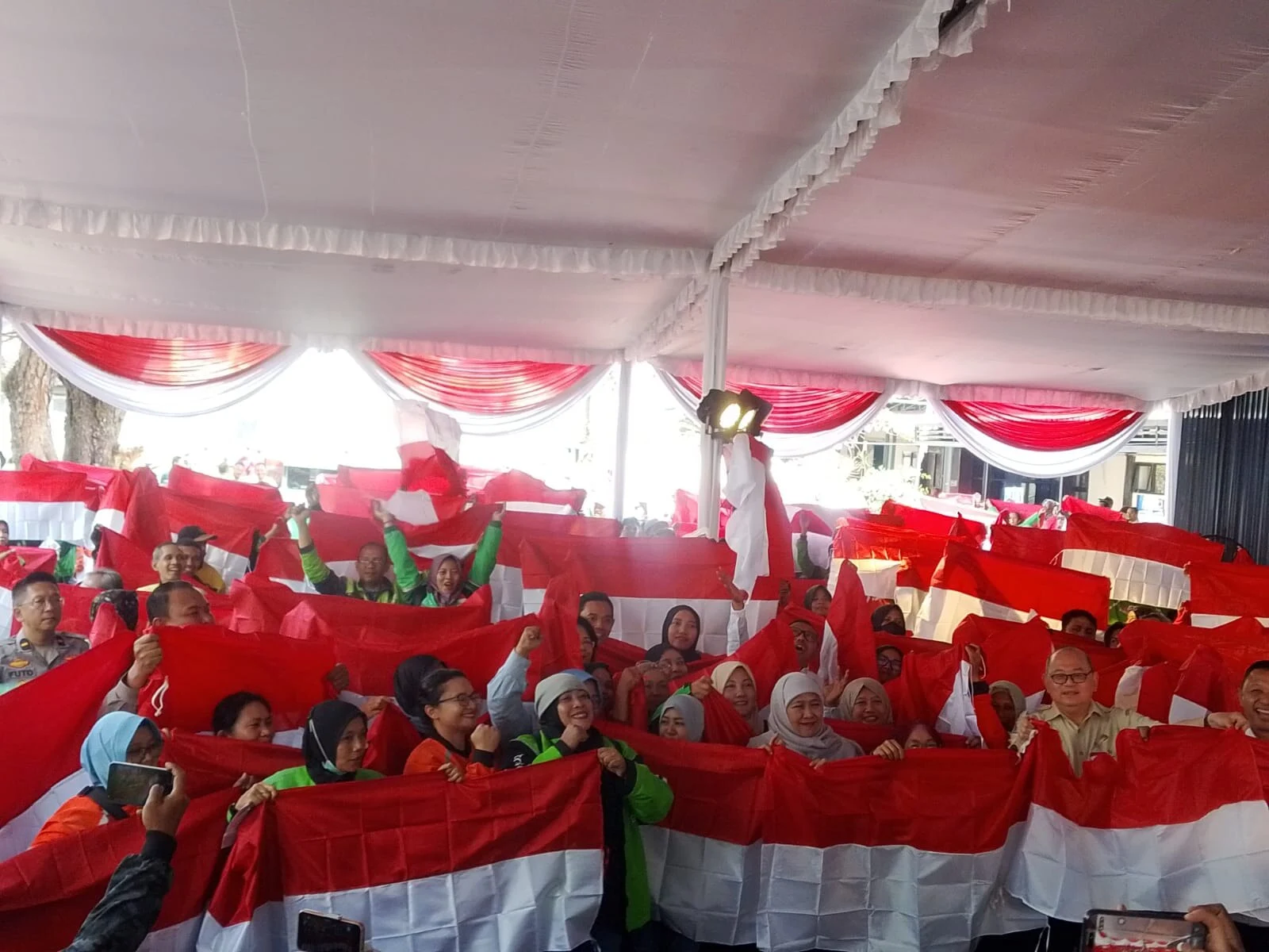 Gubernur Jatim Bebaskan Tunggakan Pajak Motor Ojol di HUT Ke-81 RI