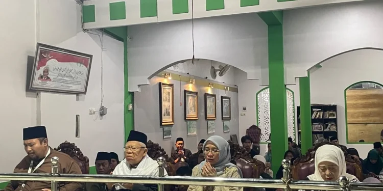 Jelang Muktamar NU, Ma’ruf Amin Ziarah dan Pimpin Doa di Makam KH Wahab Hasbullah
