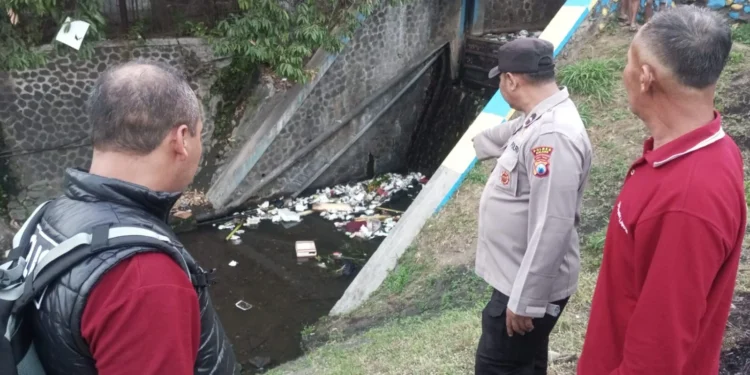Jenazah Laki-Laki Tanpa Identitas Ditemukan Mengapung di Sungai Lawang