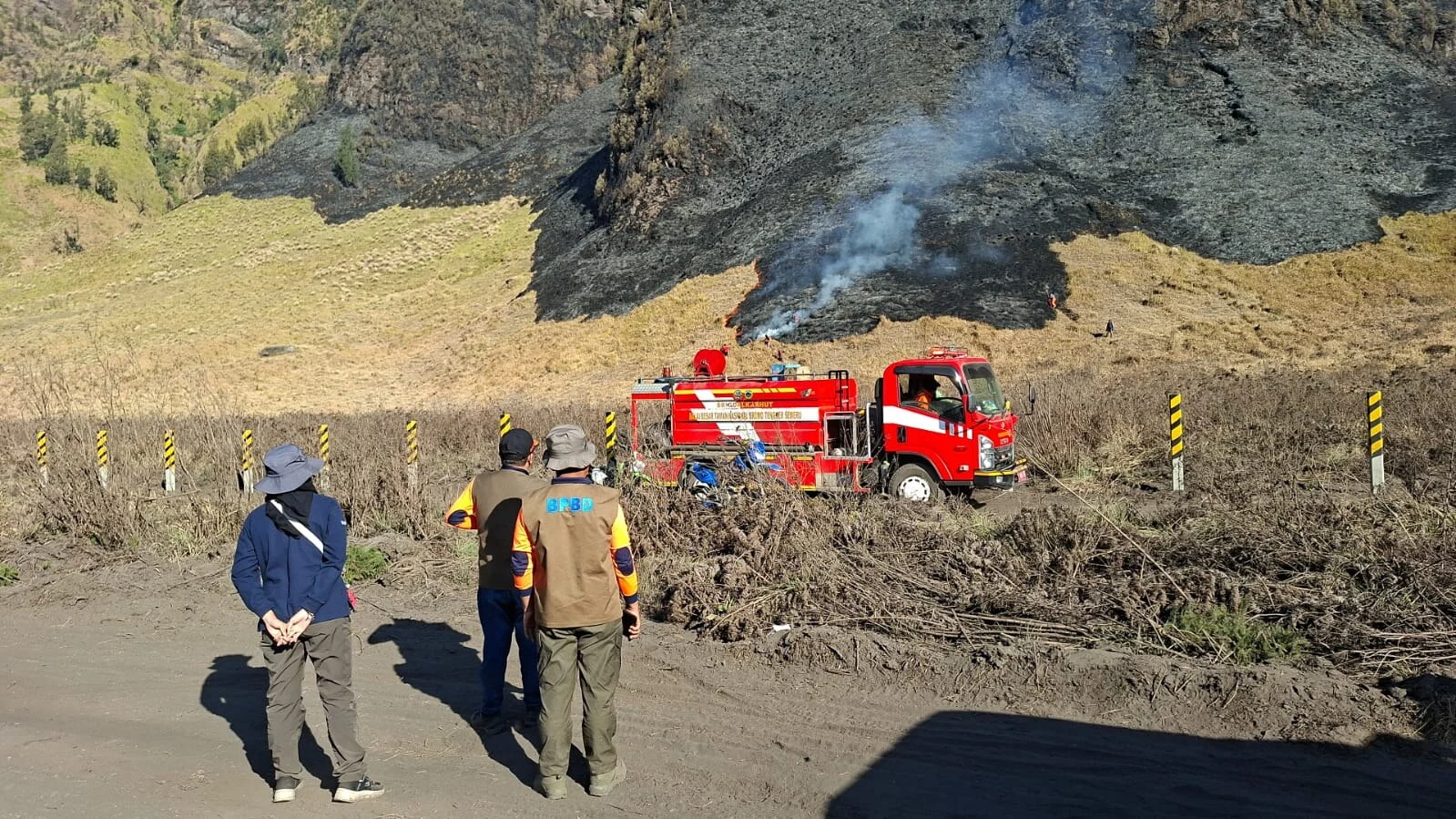 Kebakaran Makin Meluas Semua Pintu Masuk Wisata Bromo Ditutup 18