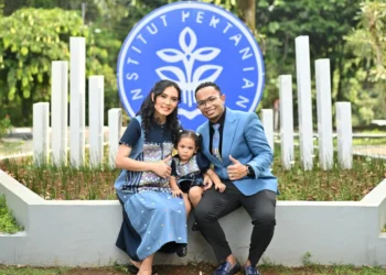 Dosen ITN Malang Dr. Ir. Ardiyanto Maksimilianus Gai, ST., M.Si., MM., bersama keluarga setelah meraih gelar doktor dari IPB University. Foto/dok. ITN Malang