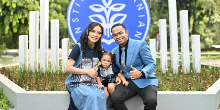 Dosen ITN Malang Dr. Ir. Ardiyanto Maksimilianus Gai, ST., M.Si., MM., bersama keluarga setelah meraih gelar doktor dari IPB University. Foto/dok. ITN Malang