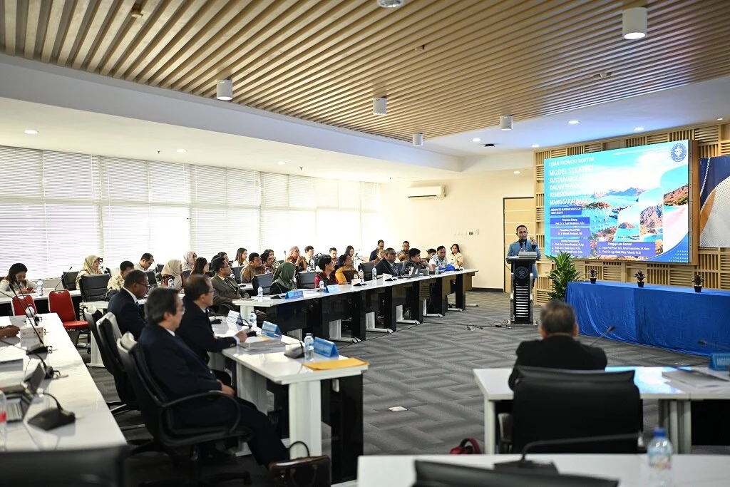Dosen ITN Malang Dr. Ir. Ardiyanto Maksimilianus Gai, ST., M.Si., MM., saat menjalani sidang terbuka. Foto/dok. ITN Malang