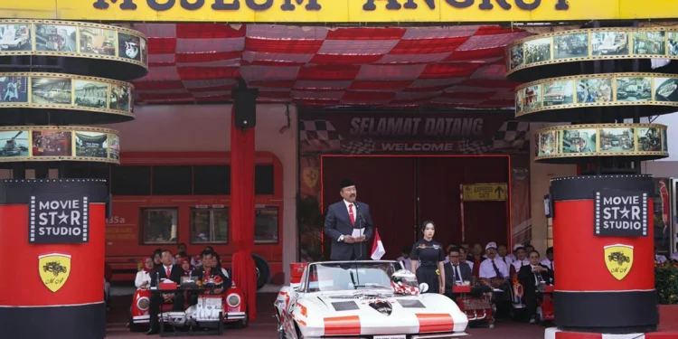 Keunikan Upacara HUT ke-81 RI di Jatim Park, Chevrolet Stingray Jadi Mimbar Inspektur
