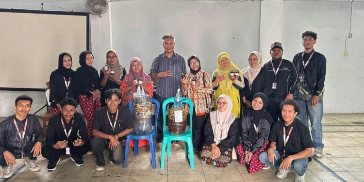 KSM-T Unisma Latih Ibu-Ibu Dusun Krajan Olah Sampah Jadi Kompos dan Ecoenzym