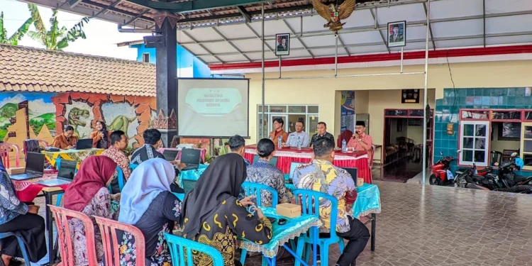 Mahasiswa KKN Unikama dan Diskominfo Malang Perkuat SDM Operator Desa di Pakisaji