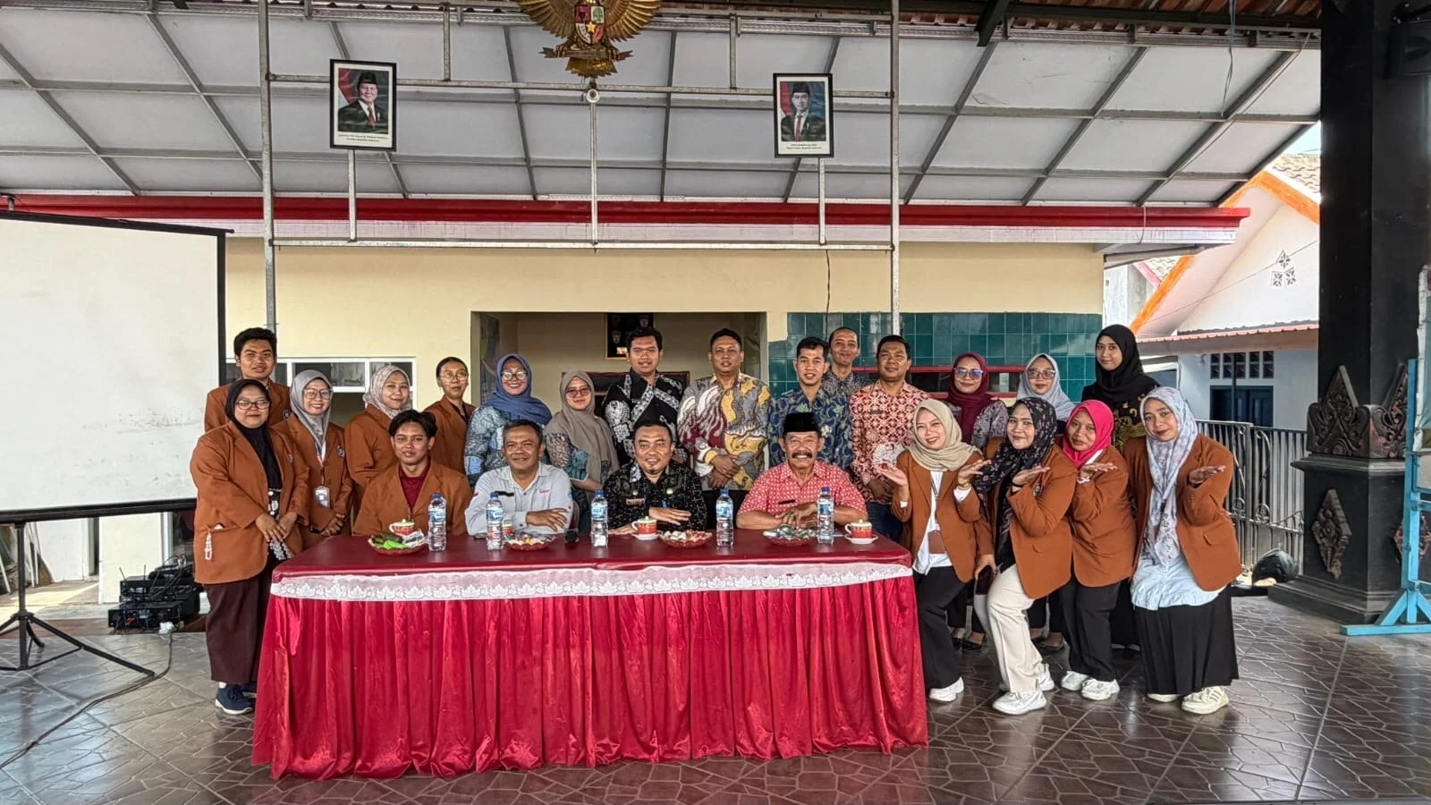Mahasiswa KKN Unikama dan Diskominfo Malang Perkuat SDM Operator Desa di Pakisaji