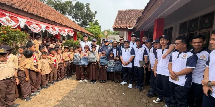 Pengurus Nasional Karang Taruna Salurkan 285 Paket Perlengkapan Sekolah