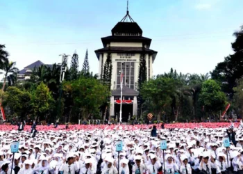 Ribuan Maba UB Angkat Buku dalam Human Wave RAJA Brawijaya 2026