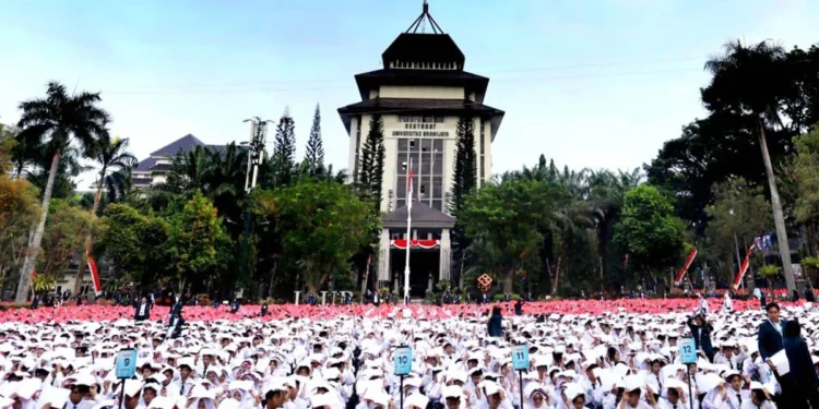 Ribuan Maba UB Angkat Buku dalam Human Wave RAJA Brawijaya 2026