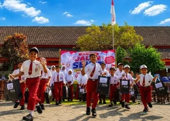 Satu Sepatu, Seribu Harapan: Atria Hotel Malang Wujudkan Kepedulian Sosial untuk Siswa SDN 2 Sumberpasir