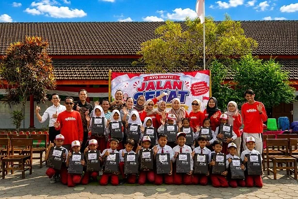 Satu Sepatu, Seribu Harapan: Atria Hotel Malang Wujudkan Kepedulian Sosial untuk Siswa SDN 2 Sumberpasir