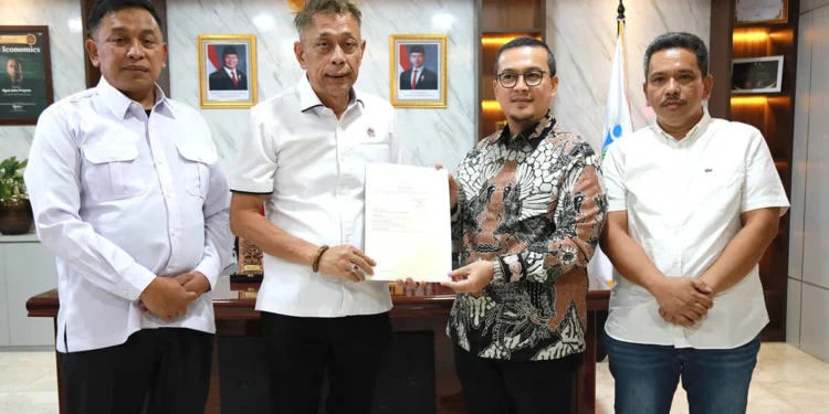 Sekolah Rakyat, Bupati Mamuju Tengah Serahkan Sertifikat Lahan ke Kemensos