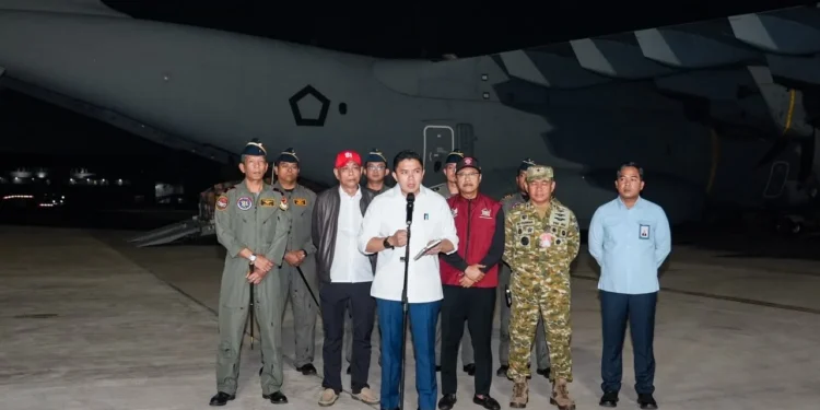 Seskab Teddy Berangkatkan 5 Pesawat Bawa 65 Ton Bantuan ke NTT