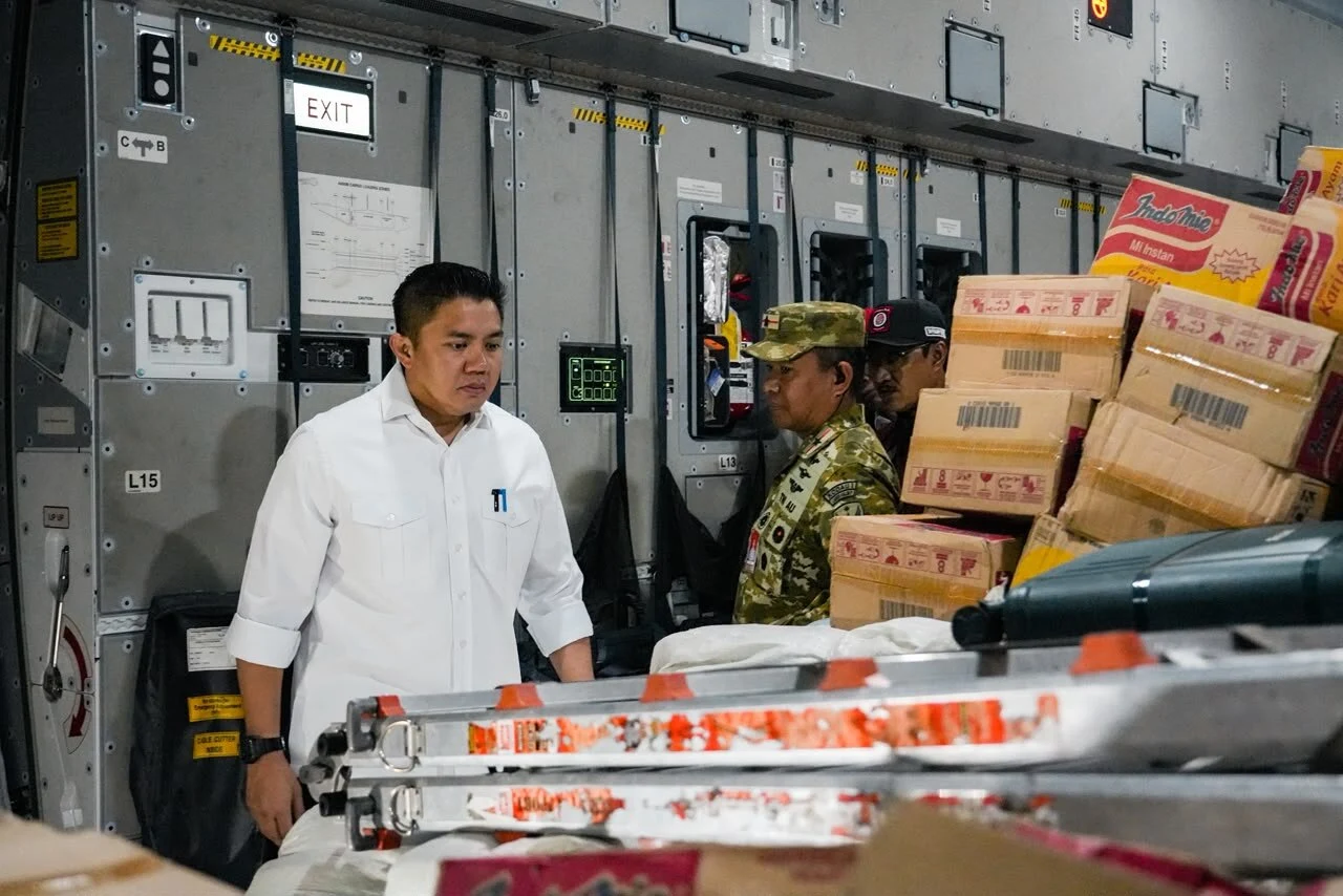 Seskab Teddy Berangkatkan 5 Pesawat Bawa 65 Ton Bantuan ke NTT