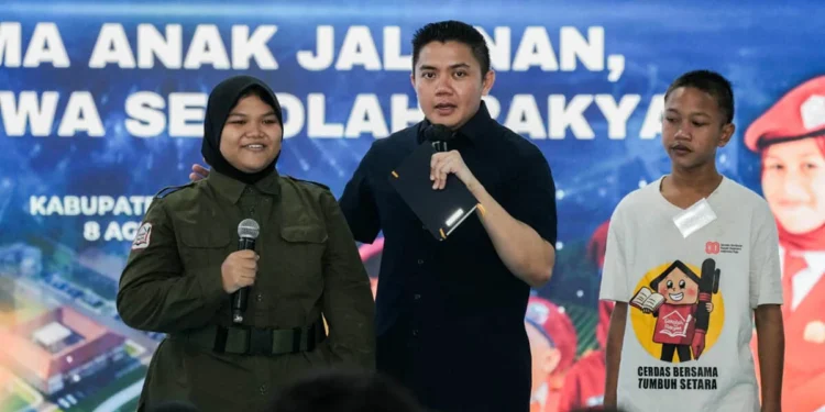 Seskab Teddy Dorong Anak Putus Sekolah Berani Bermimpi Besar lewat Sekolah Rakyat