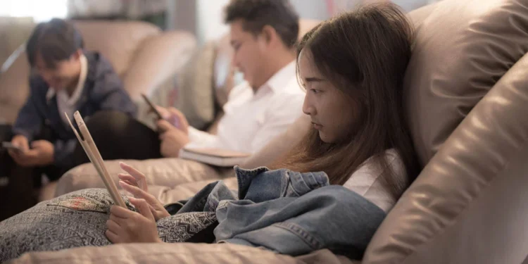 Terlalu Sering Rebahan Tingkatkan Risiko Diabetes hingga Hipertensi