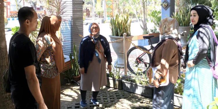 itn malang - Tim Abdimas ITN Malang Pasang Irigasi Sprinkler Otomatis di SMKN 1 Singosari, Pemakaian Air Lebih Efisien