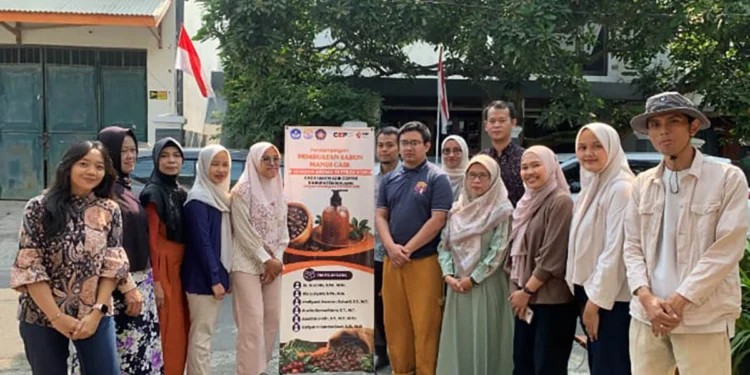 Tim Dosen Polinema Dampingi UMKM Alir Coffee Kembangkan Sabun Mandi Beraroma Kopi