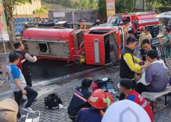 Truk Damkar Terguling di Oro-Oro Ombo, Lima Orang Luka-Luka