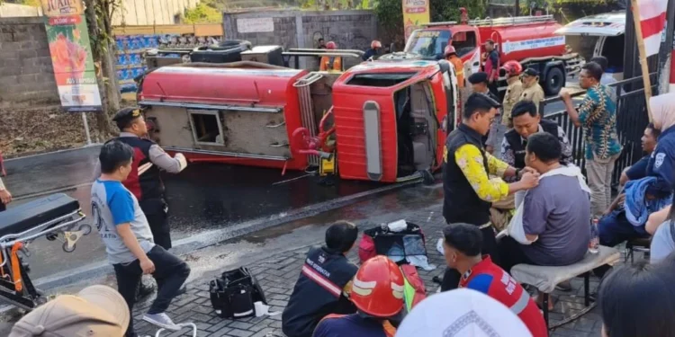 Truk Damkar Terguling di Oro-Oro Ombo, Lima Orang Luka-Luka