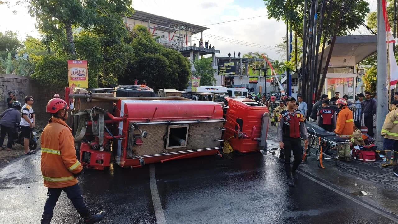 Truk Damkar Terguling di Oro-Oro Ombo, Lima Orang Luka-Luka