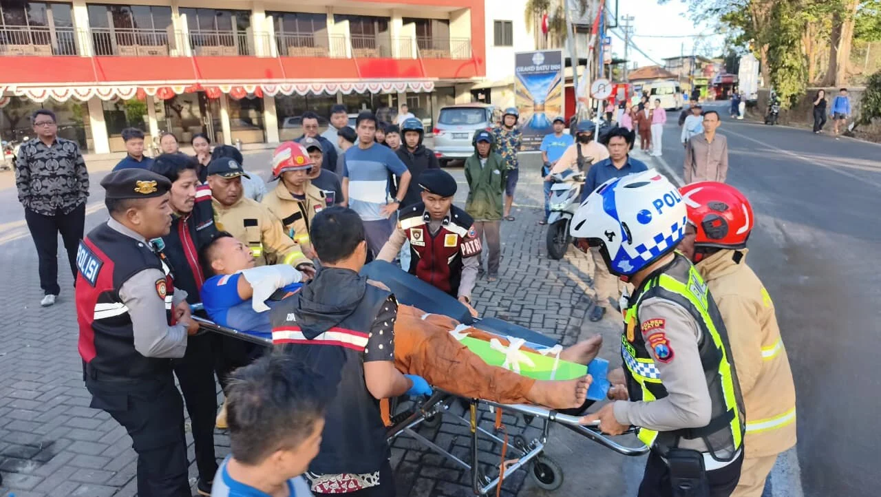 Truk Damkar Terguling di Oro-Oro Ombo, Lima Orang Luka-Luka