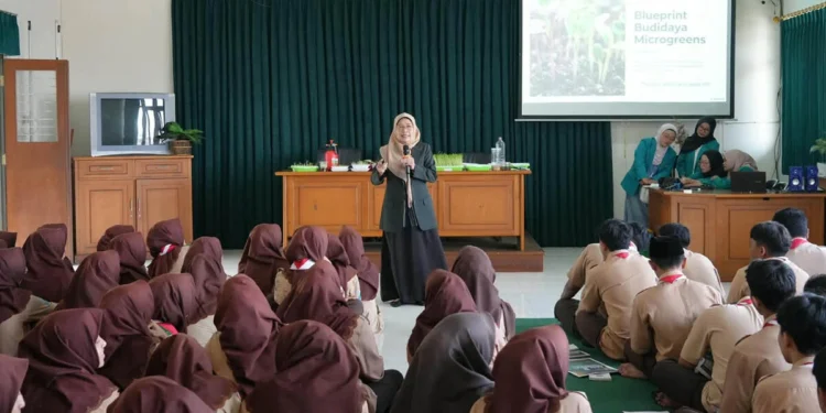 Unisma Bekali Siswa SMA Islam Ma’arif Keterampilan Agropreneur