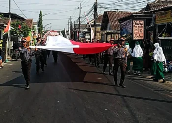 Warga Bumiayu Malang Kirab Bendera Merah Putih Sepanjang 81 Meter