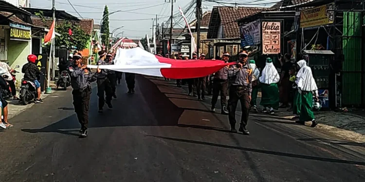 Warga Bumiayu Malang Kirab Bendera Merah Putih Sepanjang 81 Meter