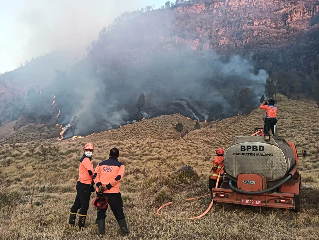 Water Bombing 4 800 Liter Dikerahkan Untuk Padamkan Karhutla Bromo 1