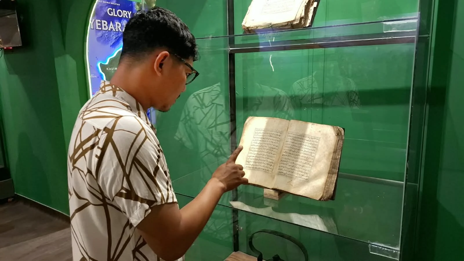 Pengunjung juga bisa melihat berbagai macam artefak kuno di Zona kebudayaan Islam. Foto: Dok.
