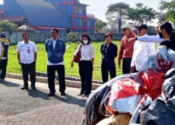 Sekda Kota Batu Alfi Nurhidayat bersama jajaran saat sidak ke TPS Pesanggrahan. Foto: Azmy
