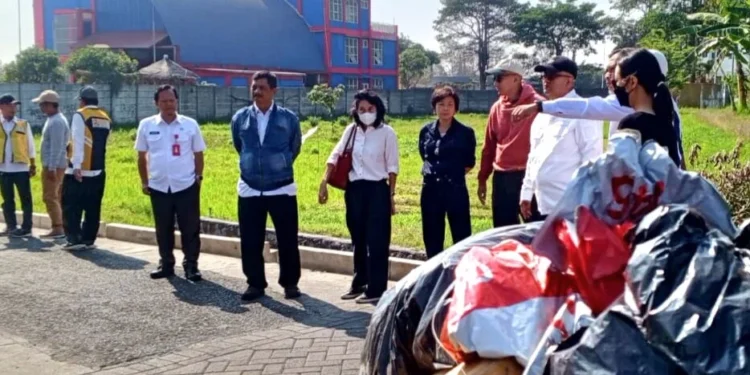 Sekda Kota Batu Alfi Nurhidayat bersama jajaran saat sidak ke TPS Pesanggrahan. Foto: Azmy