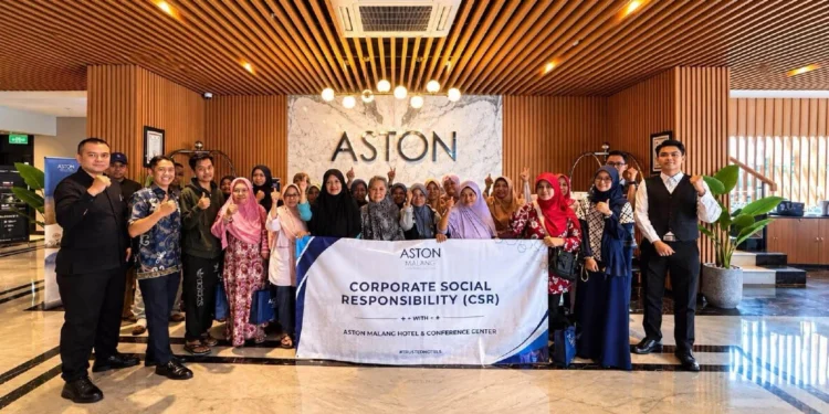 Aston Malang Gelar CSR, Bagikan Bingkisan kepada Warga Sekitar